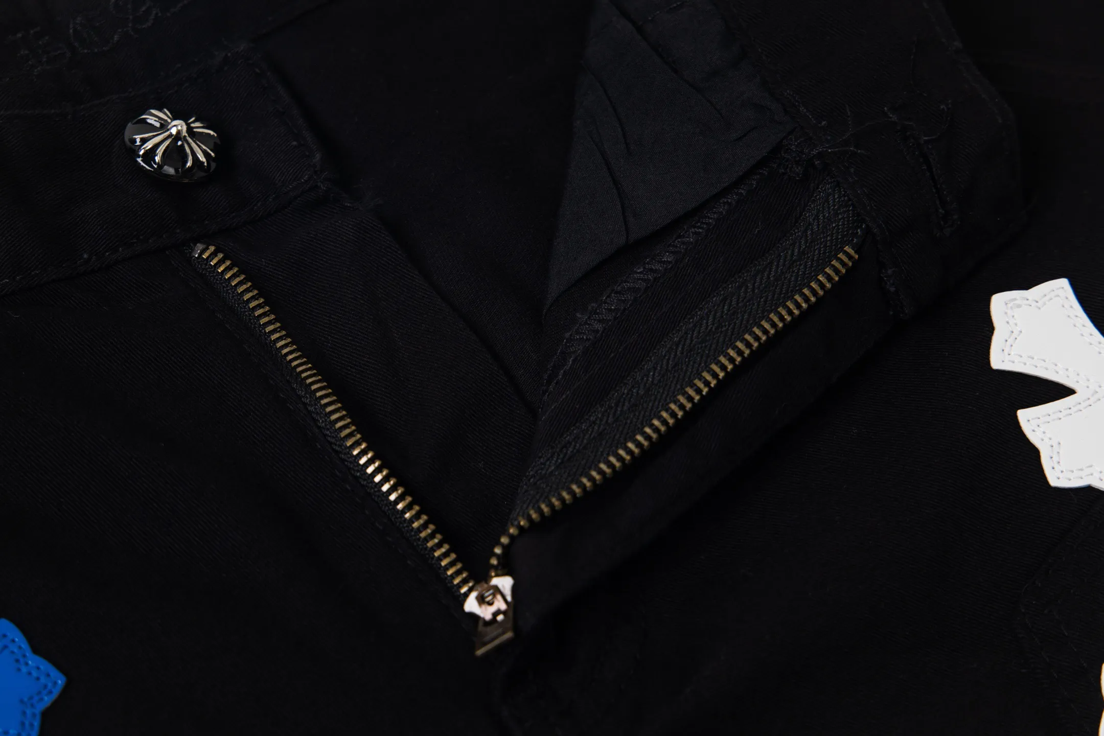 P260 Chrome Hearts Chrome Hearts black denim with white and blue multi-leather hot jeans. CH jeans need to be washed and then disassembled and hand-stitched with sheepskin cross leather and then spliced ​​to complete. The whole piece has too many craftsmanship to explain. The patchwork cross pattern is embellished, and the high-waisted washed jeans! ! Absolutely high-end luxury products, god-level single products, super popular products, made with top heavy industry, a magic weapon that cannot be missed. About Kroxin This is an extremely luxurious fashion brand, which can also be called the aristocrats of the high street. It has always been an exclusive brand for some hipsters or rich second generation. Compared with ordinary high streets, it is more luxurious and noble. Compared with luxury brands, it has a more fashionable personality and has always been a brand that I have a special liking for. Style number: 1765# Color: black Size: 28 30 32 34 36